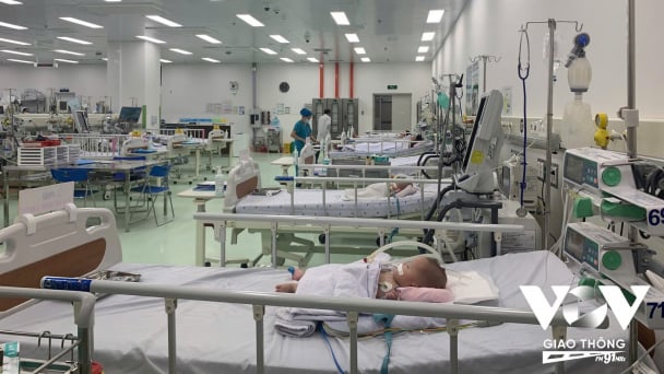 Sốt xuất huyết chưa vào mùa, nhiều trẻ đã nguy kịch phải lọc máu