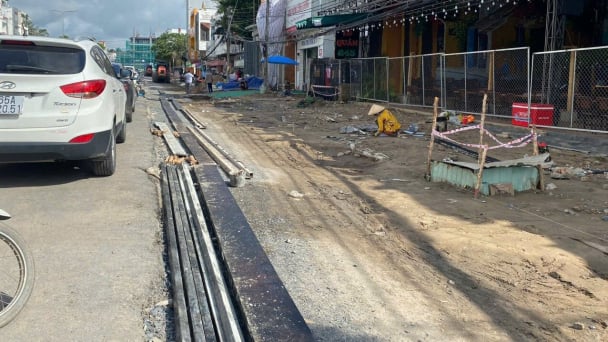 Ngán ngẩm công trình khởi công… rồi chờ