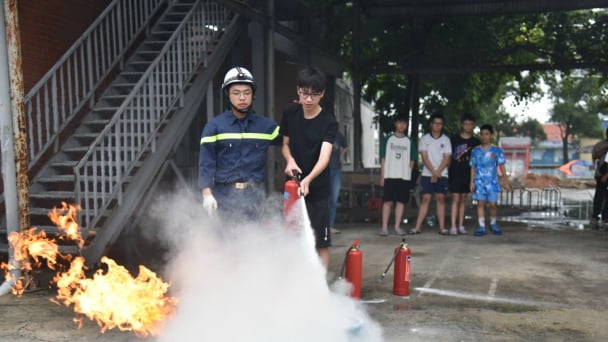 Trang bị kỹ năng sống cho học sinh từ trải nghiệm làm lính cứu hỏa