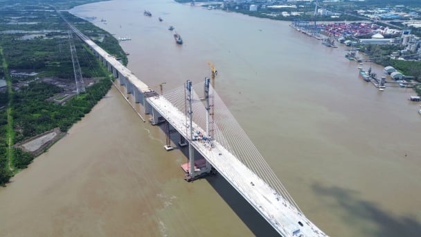 Hợp long Cầu Bình Khánh trên đường cao tốc Bến Lức - Long Thành