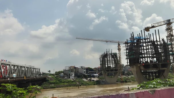 Cầu Đuống mới: Chơ vơ trụ tháp vì không có mặt bằng để làm tiếp