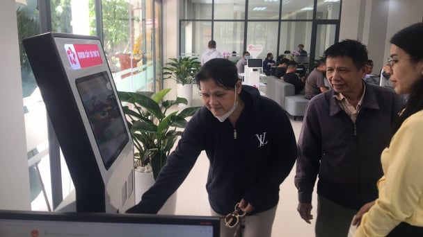 Người dân được robot phục vụ khi đến làm thủ tục hành chính