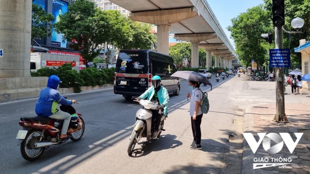 Không giơ tay xin sang đường, có bị phạt?