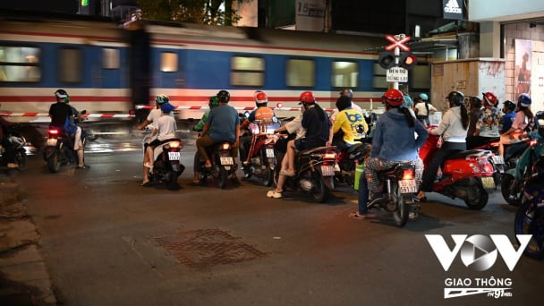 Mỗi chuyến tàu qua, mỗi lần ùn tắc