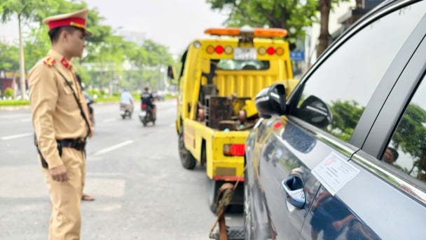 Đường Võ Chí Công sau phân làn: Lòng đường bị lấn chiếm, phương tiện gặp khó khi qua các nút giao