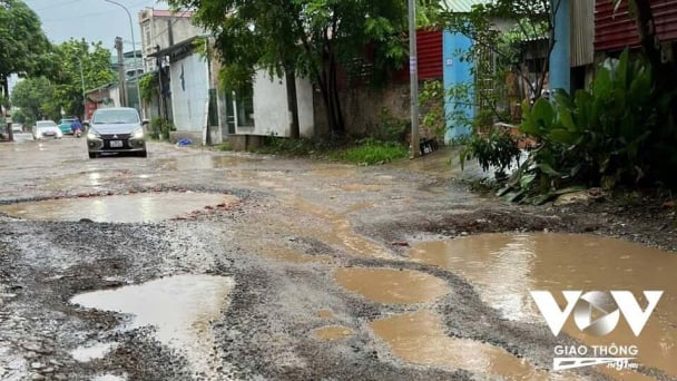 Tỉnh lộ 418 (Hà Nội) xuống cấp: Dân khổ sở chờ đợi, chính quyền... im lặng