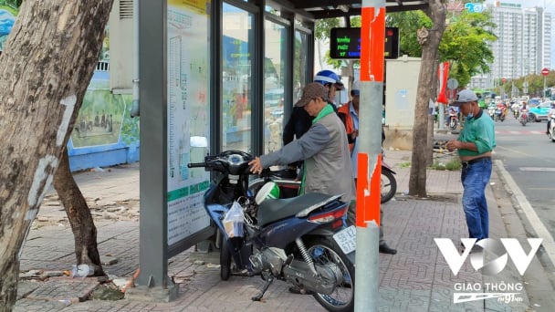TP.HCM: Nhiều nhà chờ xe buýt bị chiếm dụng