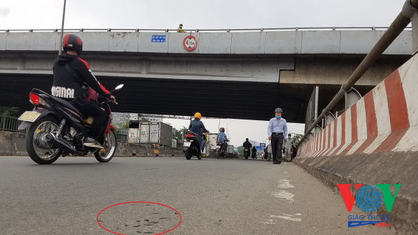  'Đinh tặc' lộng hành trên QL 1