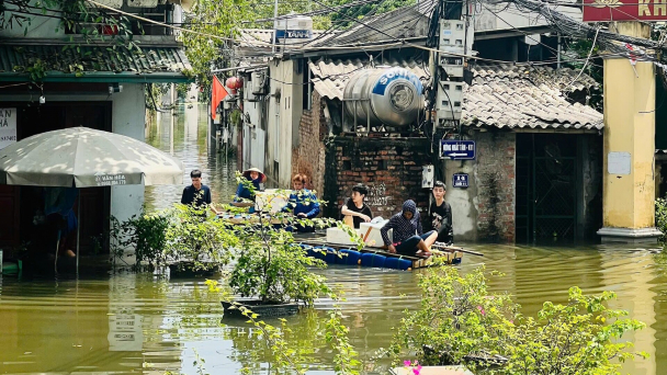 Trao niềm tin đến miền lũ