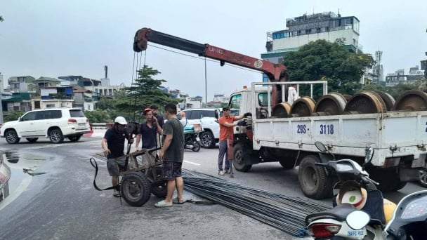 Chở sắt quá dài, đi vào đường cấm: Tài xế và chủ xe bị phạt hơn 40 triệu đồng