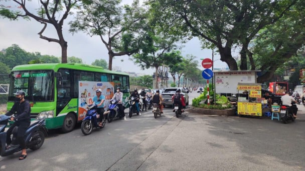 Hà Nội: Hàng đoàn xe đi ngược chiều bất chấp biển cấm trên đường Nguyễn Ngọc Vũ