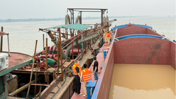 Hà Nội: Bắt giữ 2 phương tiện khác thác cát trái phép trên sông Hồng