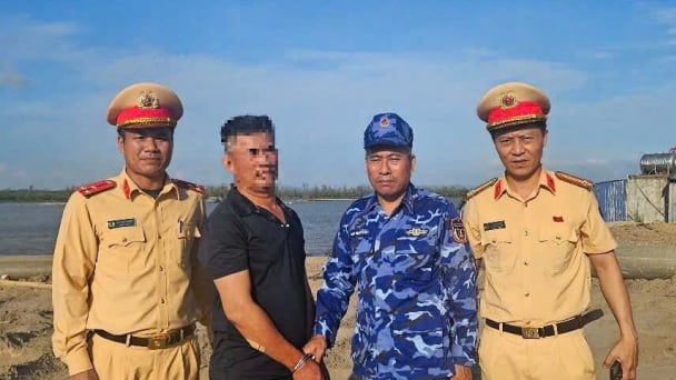 Vừa cứu người nhảy cầu, vừa bắt giữ đối tượng tàng trữ heroin trong một ngày