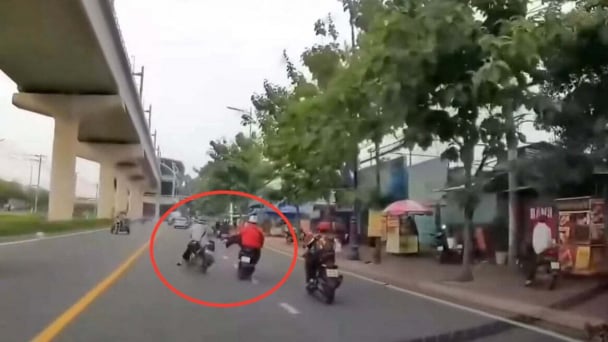 Công an mời thanh niên dùng chân đạp ngã xe máy lên làm việc