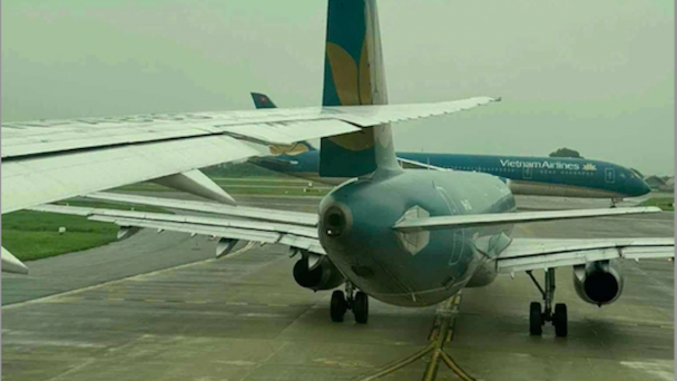 Hai máy bay Vietnam Airlines va nhau lúc chờ cất cánh tại sân bay Nội Bài