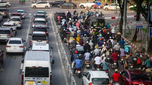 Tăng phí xe xăng: Động thái chiến lược thúc đẩy giao thông xanh