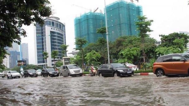 Hà Nội: Điều chỉnh tổ chức giao thông để giải quyết ngập úng đường Võ Chí Công