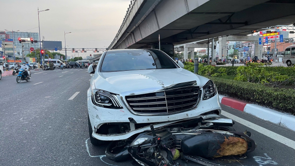 Bắt nữ tài xế điều khiển xe Mercedes tông 10 xe máy tại ngã tư Thủ Đức