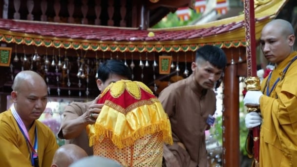 Dòng người đổ về chùa Quán Sứ chiêm bái Xá lợi Đức Phật
