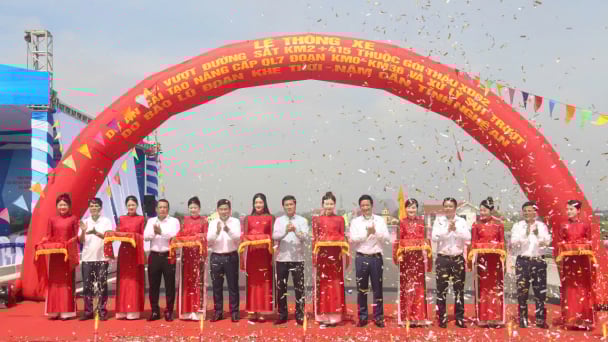 Thông xe cầu vượt đường sắt QL7 tại Nghệ An