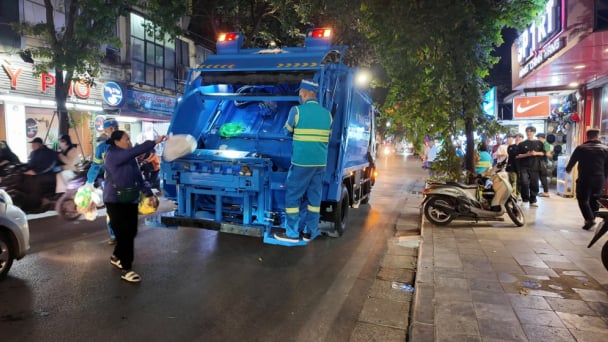 Bỏ rác lên xe, xóa dần các điểm tập kết