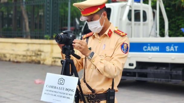 CSGT đặt máy quay ở ngã tư ghi hình phạt nguội xe vi phạm