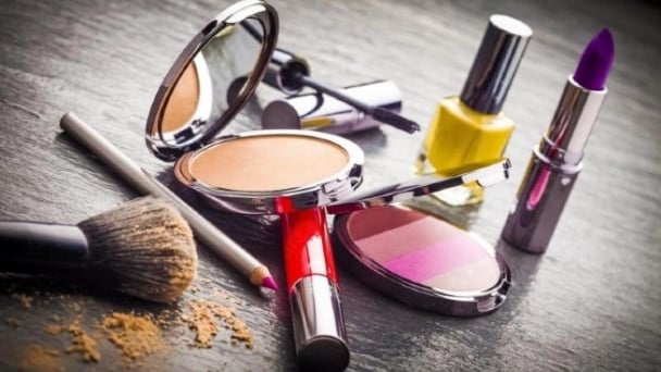 Cấm quảng cáo mỹ phẩm gắn với hình ảnh bác sĩ, cấm ngôn từ điều trị, phóng đại, khẳng định vượt trội