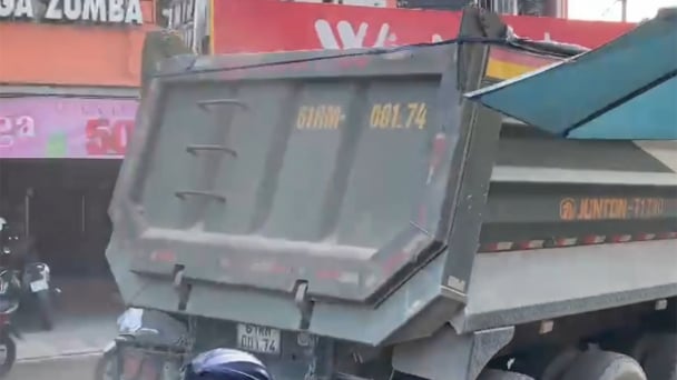 Xe ben quá tải chạy trái phép trên đường Nguyễn Thị Nhuần, người dân bức xúc