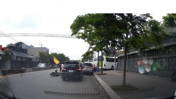 Vụ mở cửa ô tô gây tai nạn ở Thủ Đức: Tài xế bị phạt hơn 20 triệu, trừ 10 điểm GPLX