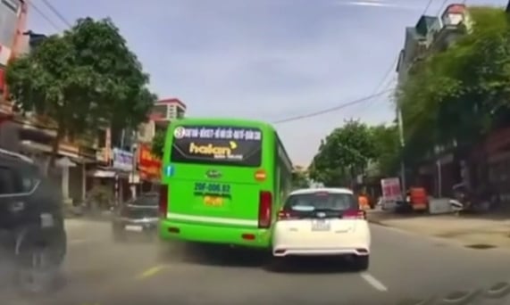 Xe buýt vượt ẩu, tài xế bị phạt 5 triệu đồng, trừ 2 điểm GPLX