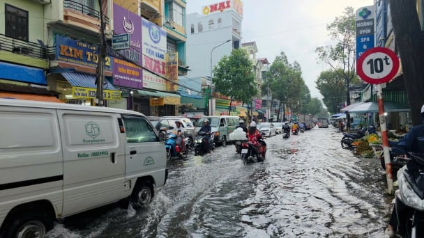Hệ thống chống ngập nghìn tỷ bất lực 'nhìn' Cần Thơ ngập nặng
