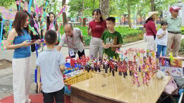 Tò he, nhịp cầu văn hóa dân gian níu bước người qua phố