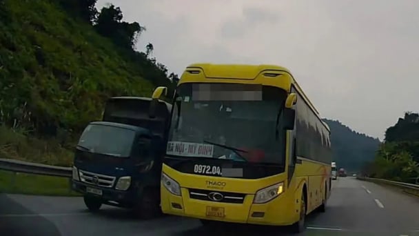 Nỗi lo xe khách vượt ẩu trên cao tốc