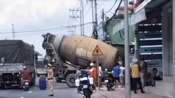 Xe bồn lao vào tiệm tóc, người phụ nữ may mắn thoát nạn