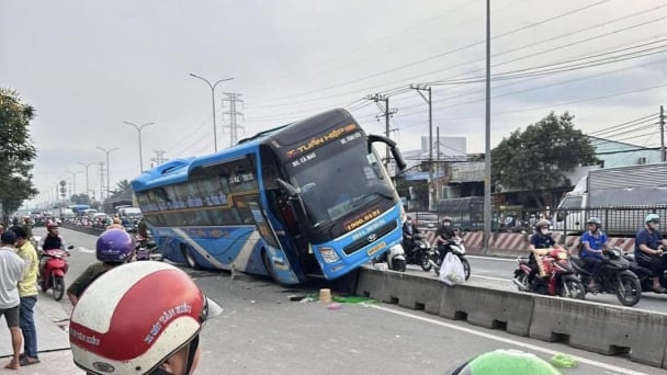Xe giường nằm “trèo” lên dải phân cách, hành khách hoảng loạn