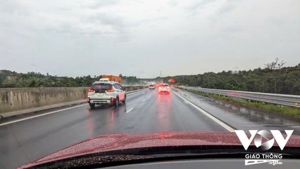 Lái xe trên cao tốc khi trời mưa to thế nào cho an toàn?