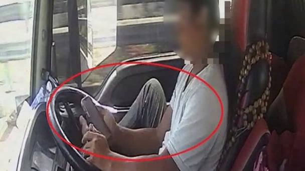 Dùng chân điều khiển ô tô, bị phạt 50 triệu và tước GPLX 12 tháng