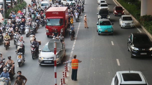 Phân làn cứng đường Phạm Văn Đồng: Vẫn còn vượt ẩu, lấn làn