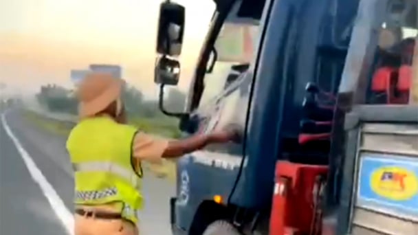 CSGT đưa tài xế bị đột quỵ trên cao tốc đi cấp cứu kịp thời