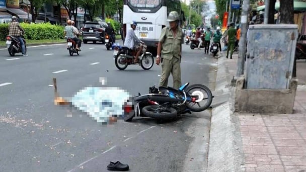 TP.HCM: Va chạm với xe khách, người đàn ông tử vong