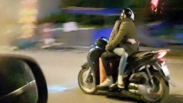 Vòng tay qua người ngồi trước để điều khiển xe máy, bị phạt 10 triệu, tước quyền sử dụng GPLX