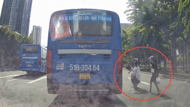 Kiểm tra vụ tài xế dừng xe buýt giữa đường để đón khách