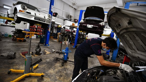 Garage ô tô “chật vật” trong làn sóng chuyển đổi sang xe điện