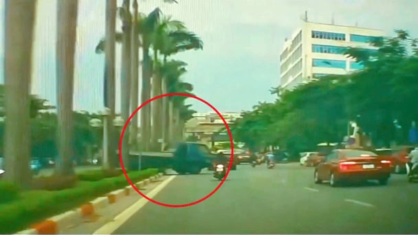 Trèo qua dải phân cách để quay đầu, bị phạt 6 triệu đồng và trừ 2 điểm GPLX