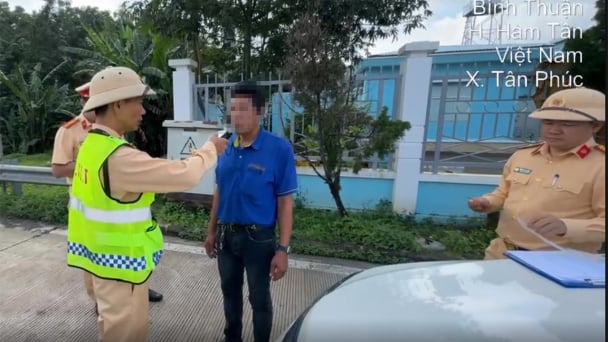 Vi phạm nồng độ cồn, tài xế xe khách bị phạt 40 triệu đồng, tước bằng 23 tháng