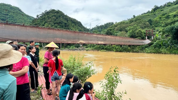 Đứt cáp cầu treo, ô tô chở 3 người rơi xuống sông ở Điện Biên