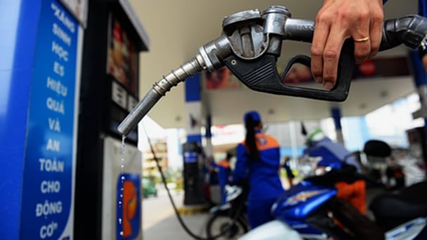 Giá xăng tiếp tục giảm