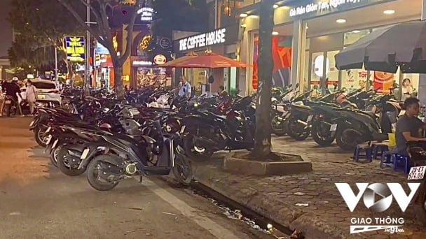 Hà Nội: Lòng đường vỉa hè phố Nguyễn Văn Lộc bị lấn chiếm nhiều năm, giải pháp nào?