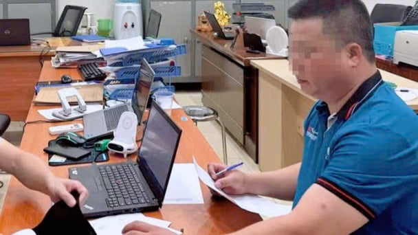 Đã xác minh danh tính người đàn ông rút chìa khóa xe khách trên Vành đai 3