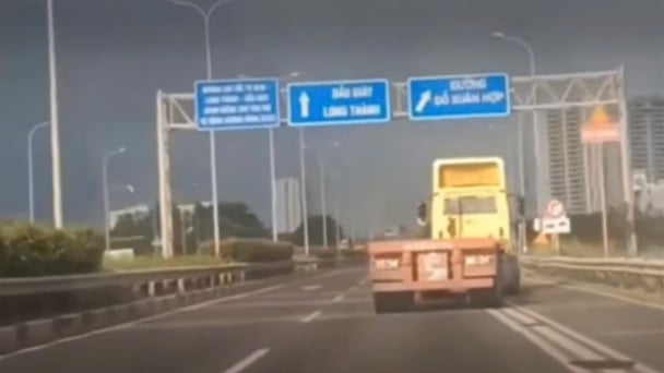 Tài xế xe đầu kéo lạng lách trên cao tốc bị phạt đến 50 triệu đồng, tước GPLX 12 tháng